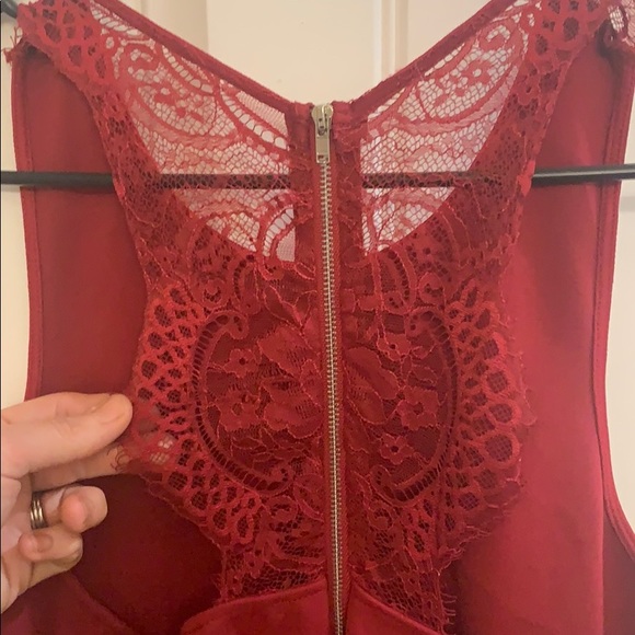 Beautiful burgundy dress, with lace detail 😍 - Picture 4 of 4